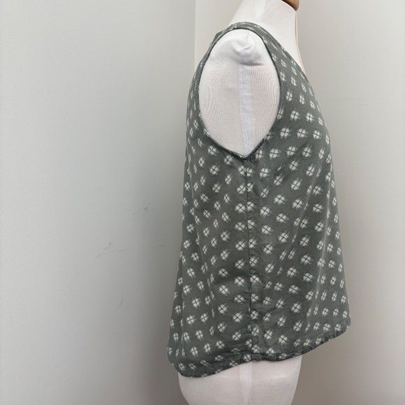 Eddie Bauer Sleeveless V-Neck Tank Olive With Geometric Print Sm - Picture 2 of 11